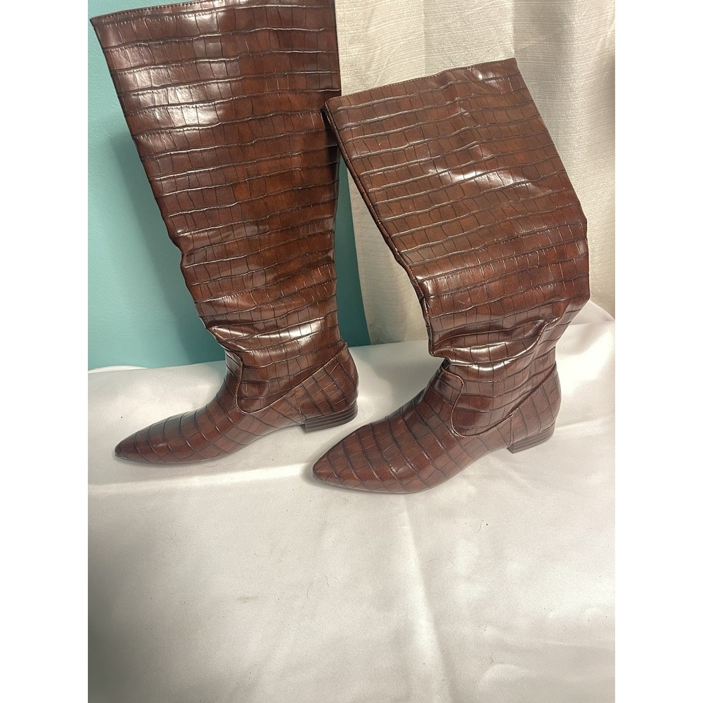 Wmens Size 6.5 Brown Faux Leather Tall Riding Flat Croc Embossed Bin2